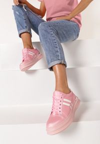Born2be - Różowe Sneakersy Aluvere. Wysokość cholewki: przed kostkę. Zapięcie: pasek. Kolor: różowy. Materiał: jeans, satyna. Szerokość cholewki: normalna. Wzór: paski #1