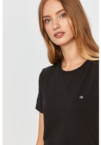 Calvin Klein - T-shirt. Okazja: na co dzień. Kolor: czarny. Materiał: bawełna, dzianina. Wzór: gładki, aplikacja. Styl: casual #5