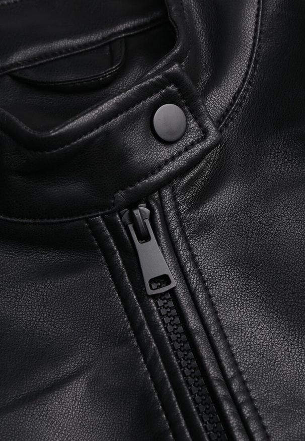 Renee - Czarna Kurtka Ramoneska o Klasycznym Kroju ze Stójką Leaniore. Typ kołnierza: kołnierzyk stójkowy. Kolor: czarny. Materiał: poliester, skóra, jeans. Wzór: aplikacja. Styl: klasyczny