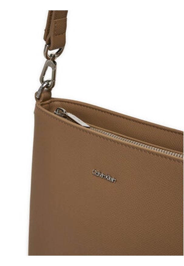 Calvin Klein Torebka Ck Must Small Bucket_Caviar K60K613129 Brązowy. Kolor: brązowy. Materiał: skórzane