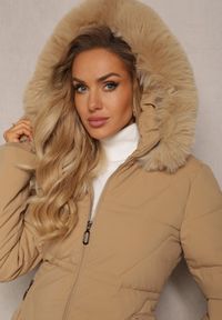 Renee - Ciemnobeżowa Pikowana Kurtka z Kapturem i Ozdobnym Futerkiem Zepiola. Typ kołnierza: kaptur. Kolor: beżowy. Materiał: futro #3