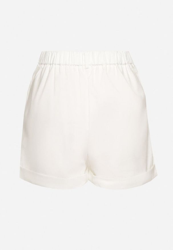 Born2be - Białe Szorty Bermudy z Bawełną i Lnem z Wysokim Stanem i Zakładkami Erefia. Okazja: na co dzień. Stan: podwyższony. Kolor: biały. Materiał: len, bawełna. Wzór: aplikacja. Styl: elegancki, casual, klasyczny