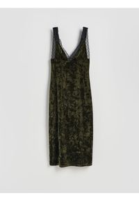 Reserved - Welurowa sukienka midi - zielony. Kolor: zielony. Materiał: welur. Typ sukienki: proste. Długość: midi #1