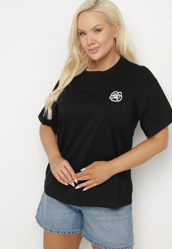 Born2be - Czarny T-shirt z Bawełny z Naszywką Kwiatu Firirene. Okazja: na co dzień. Kolor: czarny. Materiał: bawełna. Wzór: aplikacja, kwiaty. Styl: elegancki, casual