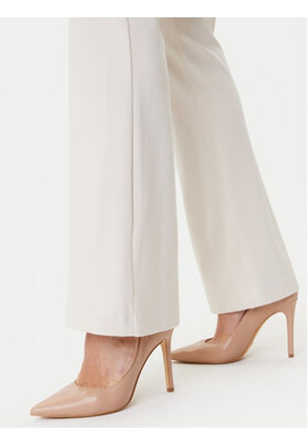 Guess Spodnie materiałowe W5YB0I KCMU2 Écru Regular Fit. Materiał: syntetyk