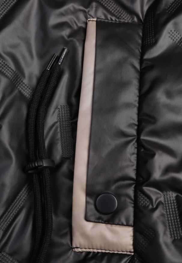 Born2be - Czarna Pikowana Kurtka z Odpinanym Kapturem i Dłuższym Tyłem Harmenope. Okazja: na co dzień. Kolekcja: plus size. Kolor: czarny. Materiał: poliester, jeans. Długość: długie. Styl: casual