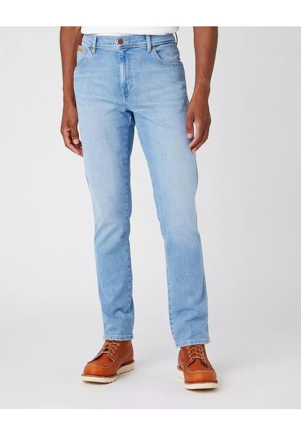 Wrangler - WRANGLER TEXAS SLIM MĘSKE SPODNIE JEANSOWE BLUE CHAMP W12SYI29K 112145802. Okazja: na spotkanie biznesowe. Styl: biznesowy, elegancki