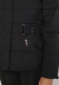 Born2be - Czarna Pikowana Kurtka Zimowa z Kapturem z Futrem i Ozdobnym Paskiem Hetiola. Typ kołnierza: kaptur. Kolor: czarny. Materiał: futro. Długość rękawa: długi rękaw. Długość: długie. Sezon: zima. Styl: elegancki #4