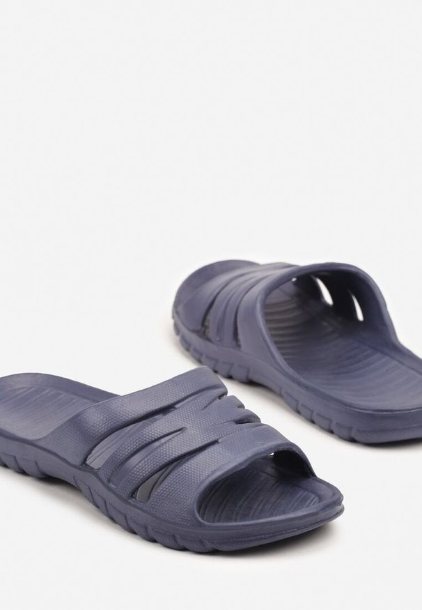 Born2be - Granatowe Piankowe Klapki z Ozdobnymi Wycięciami Solritia. Okazja: na plażę, na spacer. Kolor: niebieski. Materiał: jeans. Sezon: lato