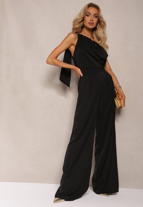 Renee - Czarny Kombinezon z Asymetrycznym Dekoltem i Kieszeniami Benae. Okazja: na wesele, na imprezę, na ślub cywilny. Kolor: czarny