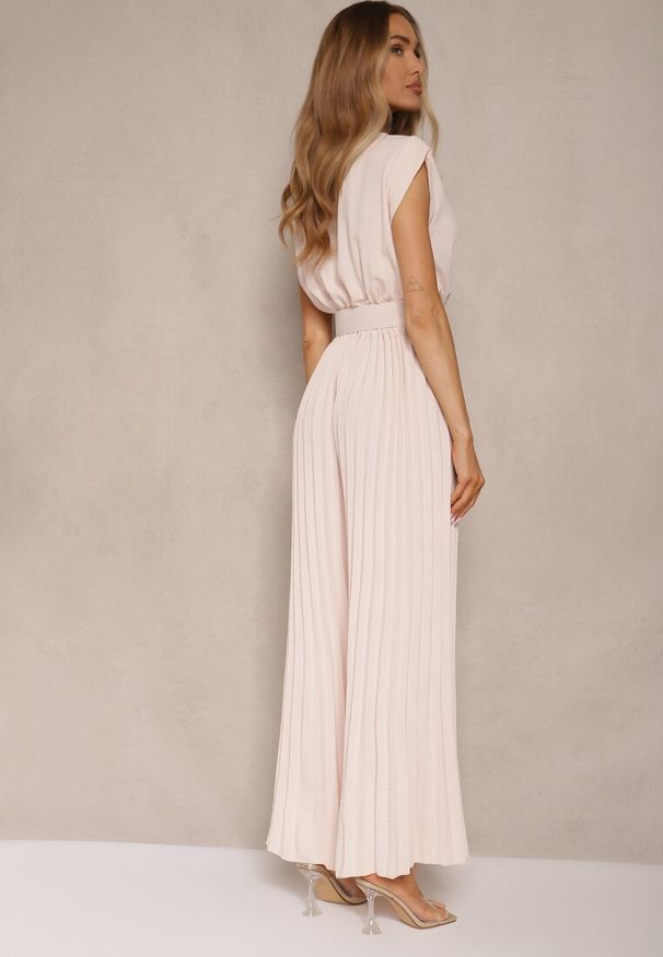 Renee - Beżowy Kopertowy Kombinezon Wide Leg Zdobiony Plisami i Paskiem z Klamrą Salirella. Okazja: na ślub cywilny, na wesele, na imprezę. Kolor: beżowy. Wzór: aplikacja. Styl: elegancki