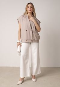 Born2be - Beżowa Garniturowa Kamizelka Oversize z Dwurzędowym Zapięciem Edriana. Okazja: na co dzień, na spotkanie biznesowe, do pracy. Kolor: beżowy. Materiał: poliester, jeans. Styl: casual, biznesowy, elegancki, klasyczny #7