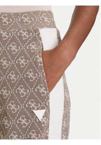 Guess Spodnie dresowe V5BB15 K1990 Brązowy Relaxed Fit. Kolor: brązowy. Materiał: syntetyk #2