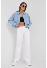 Calvin Klein Jeans koszula jeansowa damska relaxed z kołnierzykiem klasycznym. Typ kołnierza: kołnierzyk klasyczny. Kolor: niebieski. Materiał: denim. Długość rękawa: długi rękaw. Długość: długie. Wzór: aplikacja. Styl: klasyczny