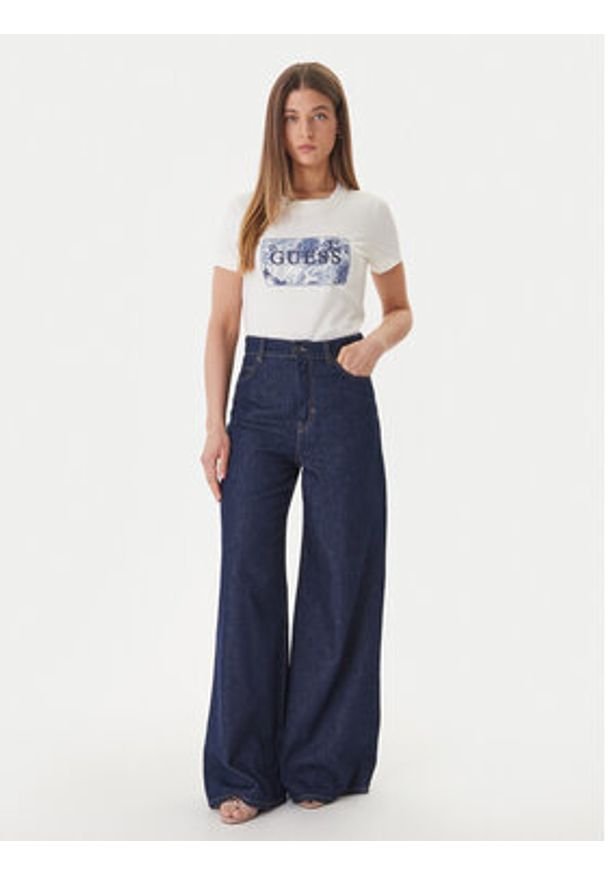 Guess T-Shirt W6GP02 K2753 Écru Regular Fit. Kolor: kremowy. Materiał: bawełna
