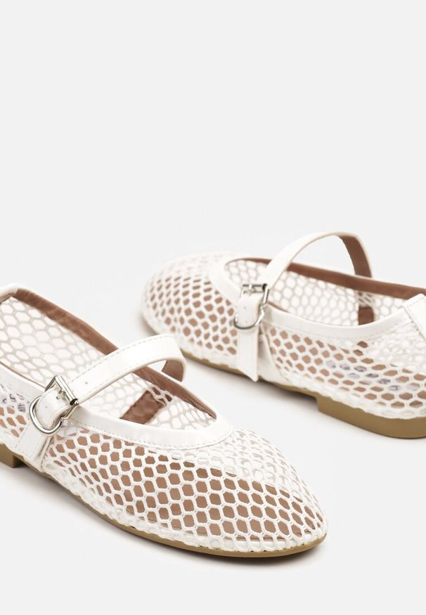 Born2be - Białe Balerinki z Siateczki z Paskiem z Klamerką Artewi. Okazja: na co dzień, na imprezę. Zapięcie: pasek. Kolor: biały. Materiał: jeans, materiał. Obcas: na płaskiej podeszwie. Styl: elegancki, casual
