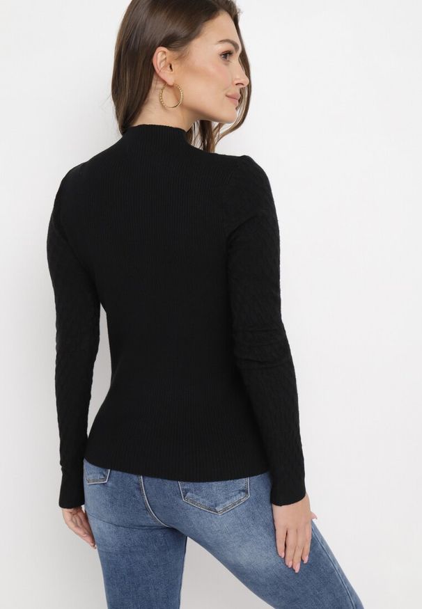 Born2be - Czarny Sweter o Dopasowanym Fasonie z Półgolfem i Ozdobnym Tłoczeniem Paixde. Okazja: na co dzień. Kolor: czarny. Materiał: skóra, jeans, bawełna. Styl: casual