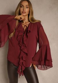 Renee - Bordowa Rustykalna Bluzka Zdobiona Falbankami i Wiązaniem przy Dekolcie Nerianna. Okazja: na co dzień. Typ kołnierza: kołnierz z falbankami. Kolor: czerwony. Materiał: tkanina. Wzór: aplikacja. Styl: casual #3
