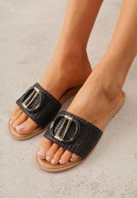 Renee - Czarne Plecione Klapki na Płaskiej Podeszwie Zdobione Metaliczną Aplikacją Rhelana. Okazja: na co dzień. Kolor: czarny. Materiał: len. Wzór: aplikacja. Obcas: na płaskiej podeszwie. Styl: boho, glamour, casual, elegancki #1