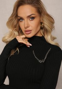 Renee - Czarny Sweterkowy Półgolf z Odpinaną Ozdobą Ikallu. Kolor: czarny. Materiał: prążkowany. Wzór: aplikacja #5