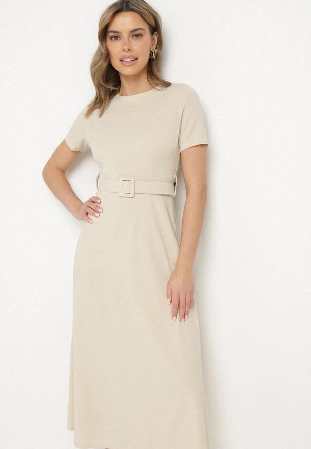 Born2be - Beżowa Rozkloszowana Sukienka Ozdobiona Paskiem Desianna. Okazja: na co dzień. Kolor: beżowy. Wzór: aplikacja. Typ sukienki: proste. Styl: casual, elegancki, klasyczny