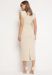 Born2be - Jasnobeżowa Dopasowana Sukienka z Krótkim Rękawem i Poduszkami na Ramionach z Rozcięciem Fionella. Kolor: beżowy. Długość rękawa: krótki rękaw. Styl: elegancki #5