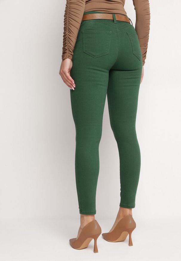 Born2be - Ciemnozielone Jeansy Skinny z Paskiem Barise. Kolor: zielony