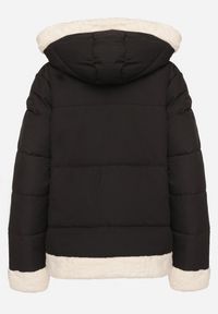 Born2be - Czarna Pikowana Kurtka o Prostym Kroju z Kapturem Obszyta Ozdobnym Futerkiem Ettelinea. Okazja: na co dzień. Typ kołnierza: kaptur. Kolor: czarny. Materiał: futro. Styl: casual #6