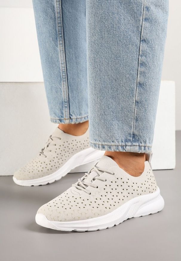 Renee - Jasnoszare Sneakersy Ozdobione Ażurowym Wzorem Sareldi. Okazja: na co dzień. Kolor: szary. Materiał: jeans. Wzór: ażurowy, aplikacja