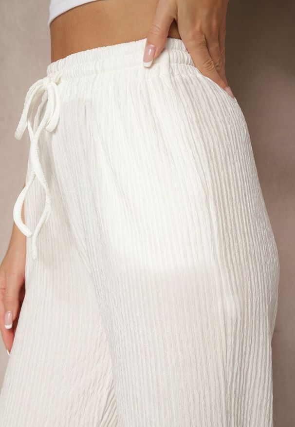 Renee - Białe Prążkowane Spodnie High Waist o Szerokim Kroju Belnella. Okazja: na co dzień. Stan: podwyższony. Kolor: biały. Materiał: prążkowany. Styl: casual, elegancki