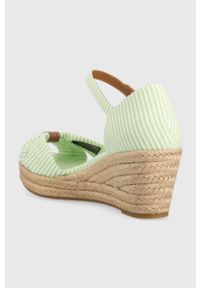 TOMMY HILFIGER - Tommy Hilfiger sandały HIGH WEDGE SEERSUCKER damskie kolor zielony na koturnie FW0FW07158. Zapięcie: klamry. Kolor: zielony. Materiał: guma. Obcas: na koturnie #2