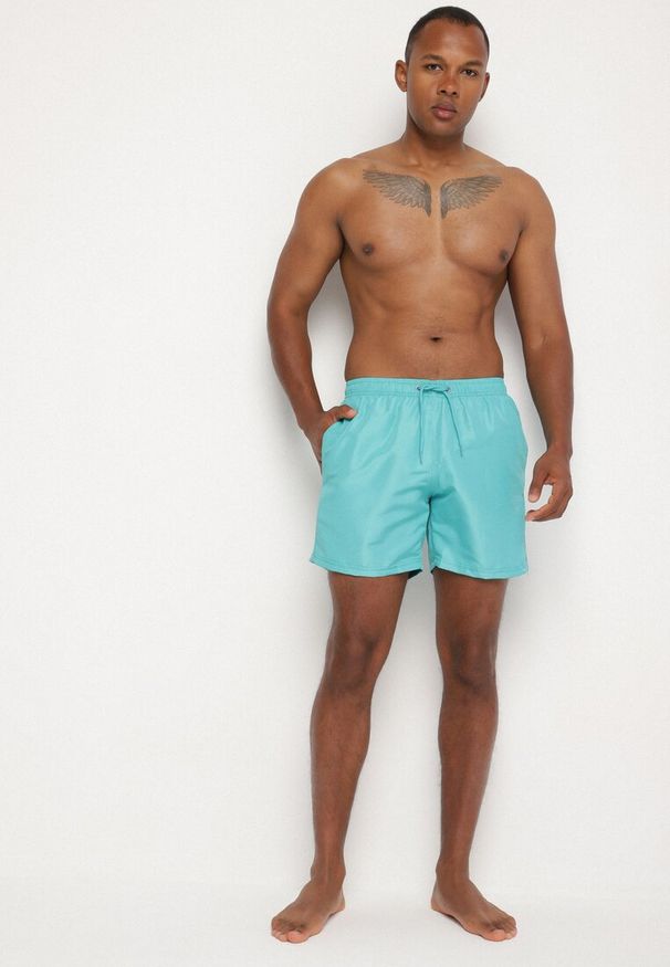 Born2be - Jasnozielone Klasyczne Kąpielówki Typu Szorty z Kieszeniami Aravie. Kolor: zielony. Materiał: len