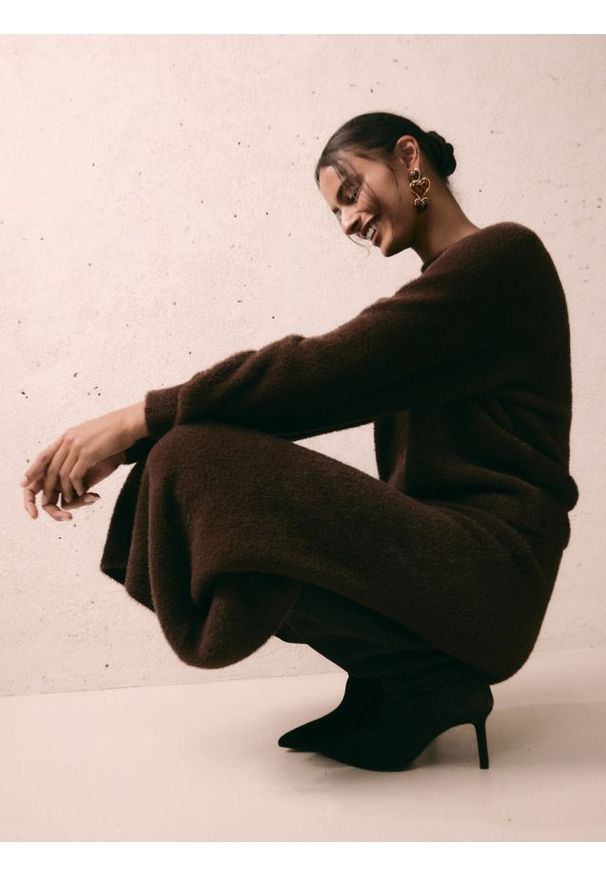 Reserved - Pluszowa spódnica midi - ciemnobrązowy. Kolor: brązowy. Materiał: dzianina