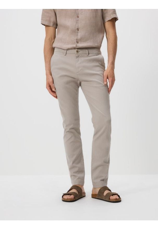 Reserved - Bawełniane spodnie chino slim - brązowy. Kolor: brązowy. Materiał: bawełna