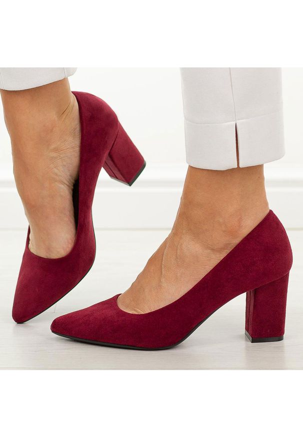 Bordowe czółenka damskie na słupku Sergio Leone Pb414. Okazja: na co dzień, na spotkanie biznesowe. Kolor: czerwony. Materiał: zamsz. Szerokość cholewki: normalna. Sezon: wiosna, jesień. Obcas: na słupku. Styl: biznesowy, elegancki, casual, klasyczny, wizytowy. Wysokość obcasa: średni