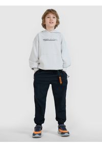 4f - 4F Spodnie casual joggery chłopięce - czarne 140 (9-10 lat). Okazja: na co dzień. Kolor: czarny. Materiał: materiał, tkanina, syntetyk. Sezon: lato. Styl: casual