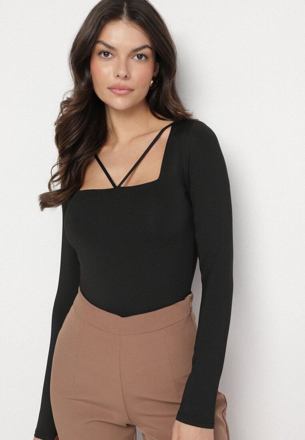 Born2be - Czarna Bluzka z Wiskozą Kwadratowym Dekoltem i Ozdobnymi Paskami Tatinithia. Okazja: na co dzień. Typ kołnierza: dekolt kwadratowy. Kolor: czarny. Materiał: wiskoza. Styl: casual
