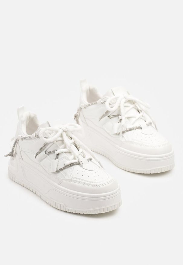 Born2be - Białe Sneakersy na Grubej Podeszwie Zdobione Cyrkoniami Neothra. Okazja: na co dzień, na spacer. Kolor: biały. Materiał: dzianina, jeans. Wzór: aplikacja. Sport: turystyka piesza