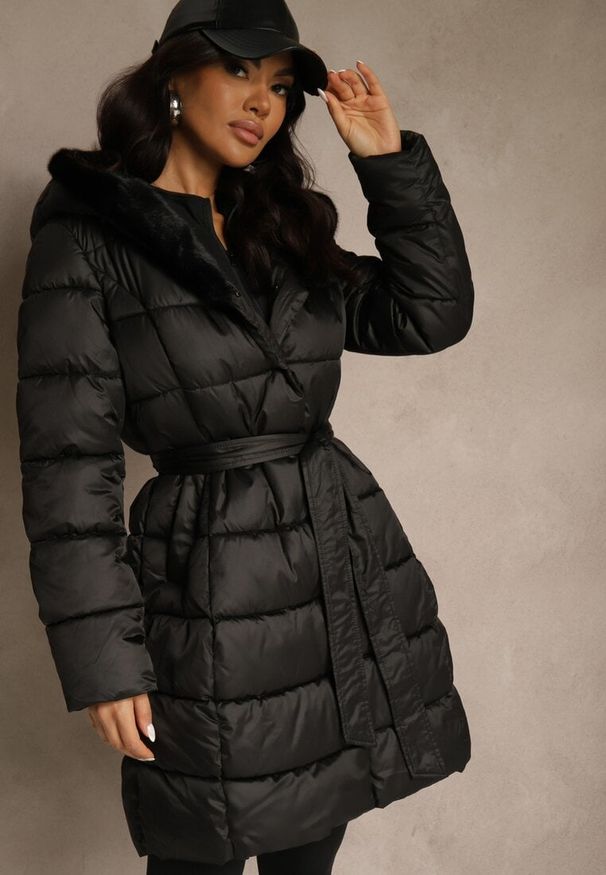 Renee - Czarna Pikowana Kurtka z Nieodpinanym Kapturem o Długim Kroju z Paskiem Lidassea. Okazja: na co dzień. Kolor: czarny. Materiał: jeans. Długość: długie. Styl: casual