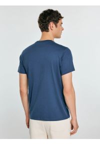 Big-Star - Koszulka męska z kontrastowym nadrukiem ciemnoniebieska Kartes 402. Okazja: na co dzień. Kolor: niebieski. Materiał: dzianina, skóra, materiał. Wzór: nadruk. Styl: sportowy, casual, elegancki #6