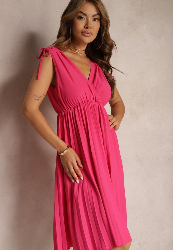 Renee - Fuksjowa Sukienka Plisowana z Wiskozą i Bawełną z Trójkątnym Dekoltem i Gumką w Pasie Liramla. Kolor: różowy. Materiał: bawełna, wiskoza. Sezon: wiosna, lato