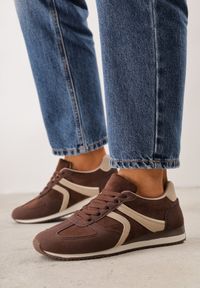 Born2be - Brązowe Sneakersy Sportowe z Imitacji Zamszu z Geometrycznymi Wstawkami Shanoom. Okazja: na co dzień. Zapięcie: sznurówki. Kolor: brązowy. Materiał: zamsz. Wzór: geometria #1