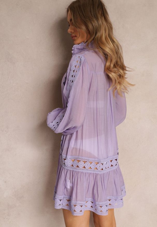 Renee - Fioletowa Koronkowa Tunika Pudełkowa z Falbaną Nawal. Typ kołnierza: kołnierzyk stójkowy. Kolor: fioletowy. Materiał: koronka. Wzór: aplikacja. Styl: boho
