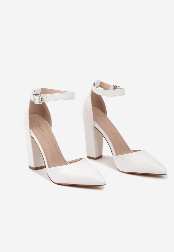 Born2be - Białe Czółenka Vices na Obcasie Zapinane Wokół Kostki Izaditia. Nosek buta: szpiczasty. Kolor: biały. Materiał: jeans. Obcas: na obcasie. Styl: elegancki. Wysokość obcasa: średni