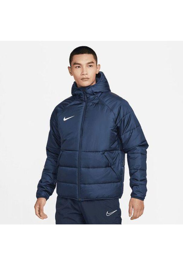 Kurtka uniwersalna męska Nike Thermafit Academy Pro. Typ kołnierza: kaptur. Kolor: fioletowy, niebieski, wielokolorowy