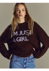 Reserved - Sweter z napisem - brązowy. Kolor: brązowy. Materiał: wełna, dzianina. Wzór: napisy #1