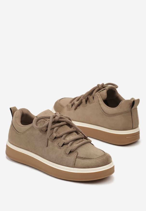 Renee - Ciemnobeżowe Sneakersy z Ozdobnymi Przeszyciami Zailera. Kolor: beżowy