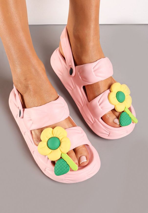 Born2be - Różowe Sandały Ozdobione Kwiatkiem z Paskiem na Piętę Orialis. Zapięcie: pasek. Kolor: różowy. Wzór: aplikacja, kwiaty. Sezon: lato. Styl: elegancki