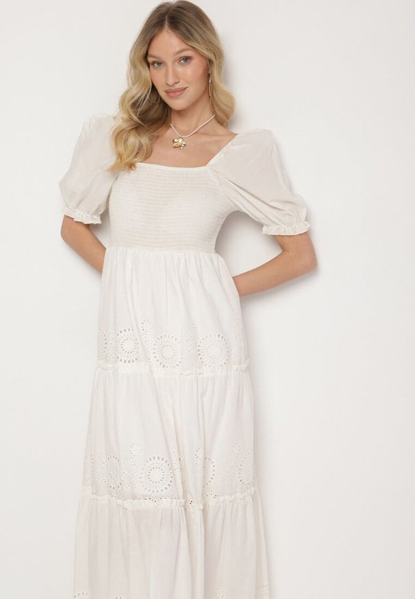 Born2be - Biała Bawełniana Sukienka z Haftowanym Wzorem Iffanella. Okazja: na spacer, na co dzień. Kolor: biały. Materiał: bawełna. Wzór: haft. Sezon: lato. Styl: casual, elegancki