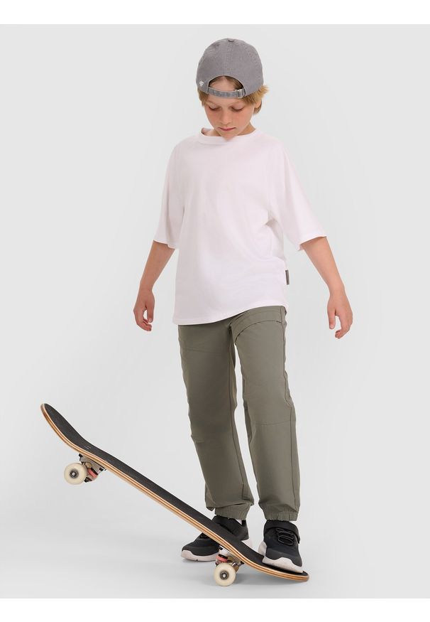 4f - 4F Spodnie casual joggery chłopięce - szare 128 (7-8 lat). Okazja: na co dzień. Kolor: szary. Materiał: tkanina, elastan, materiał. Sezon: lato. Styl: casual